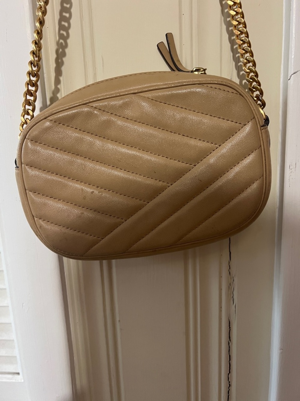 Tory Burch Beige Chevron Quilted Camera Crossbody with Gold Hardware - Picture 2 of 8
